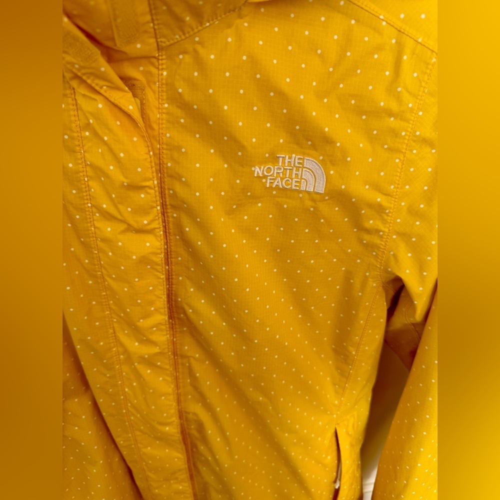 The North Face Resolve Parka in Freesia Yellow Classic Dot - Picture 6 of 9